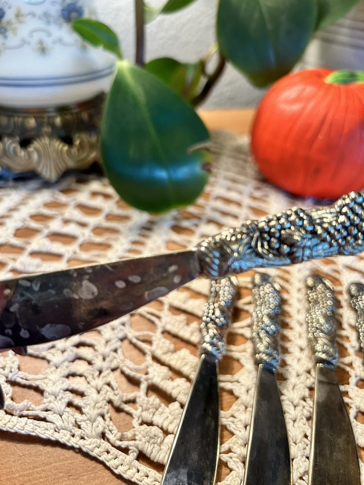 Cuchillos esparcidores de queso de plata Art Nouveau vintage con diseño de vid de uva Foto 3 de 4