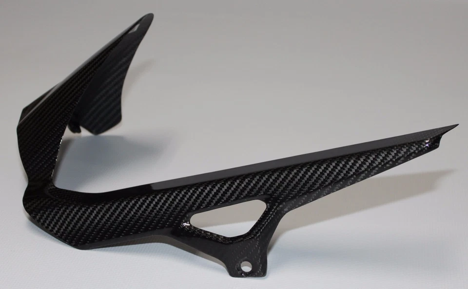 Abrazadera trasera Ducati Monster 821 2014-2021 con protector de cadena - 100 % fibra de carbono Foto 3 de 4