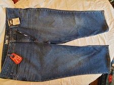NEW  WOMANS LEE MIDRISE CAPRI JEANS, SIZE 22M