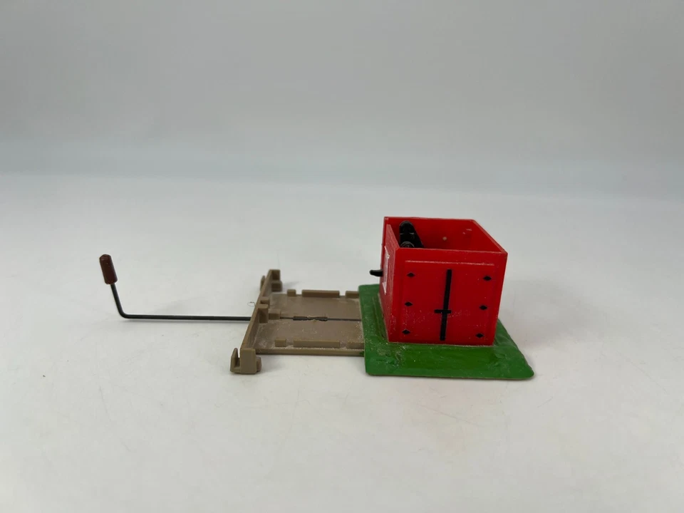 Life-Like #08704 HO Scale Bob's Dumping Station Red Shanty Building - Image 3 of 4