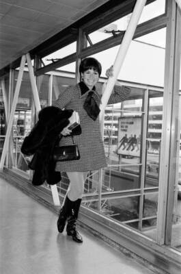 American actress Mary Tyler Moore pictured at Heathrow Airpor- 1967 Old Photo