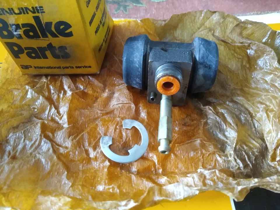 5/8" 16mm REAR WHEEL BRAKE CYLINDER - FORD TRANSIT MKI - 130 / 25cwt. (1968-72) - Image 2 of 4