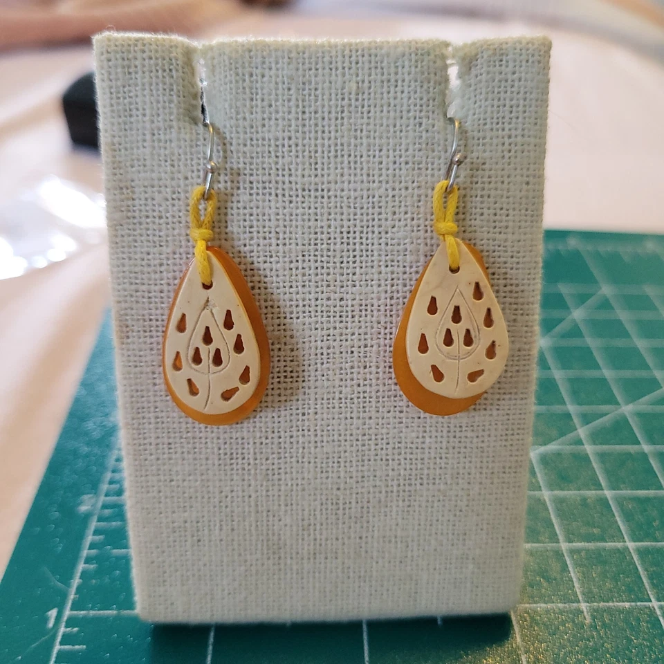 Pendientes colgantes de alambre francés lágrima bohemia de madera marfil y marrón sin marca Foto 2 de 4