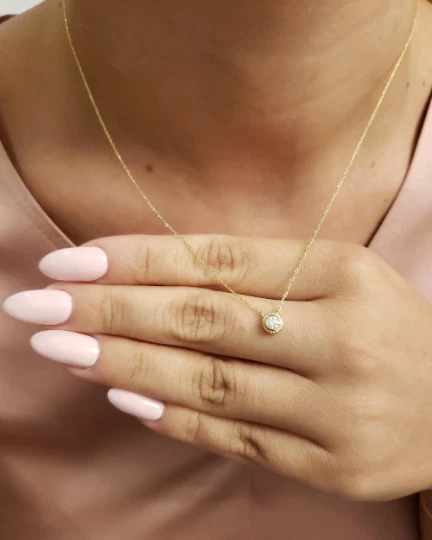 Collar solitario con bisel de diamantes cultivados en laboratorio de 0,15 quilates de oro de 14 quilates