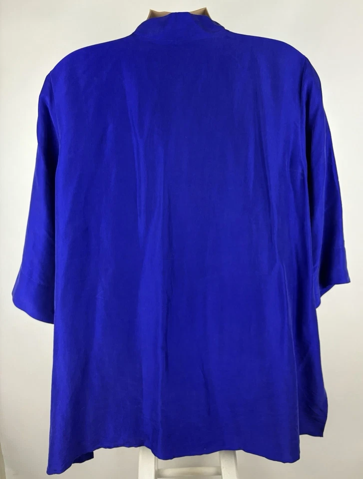 Túnica Eileen FIsher de seda tamanho 3X azul arroxeado manga 3/4 colarinho mandarim - Imagem 2 de 4