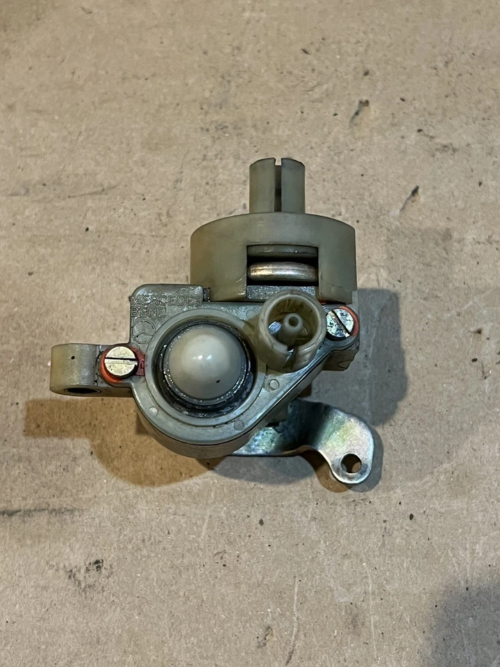 123 300D 300TD 300SD 300SDL Vacuum Regulating Transmission Valve 1230700046 - Image 2 of 4