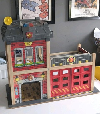 Hape Feuerwache Spielset aus Holz mit Licht & Sound