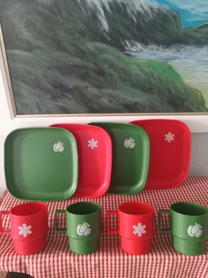 Tupperware Christmas Snowflake Dinner Set 8-Pc Square Plates & Mugs Stackable  - Bild 1 von 4
