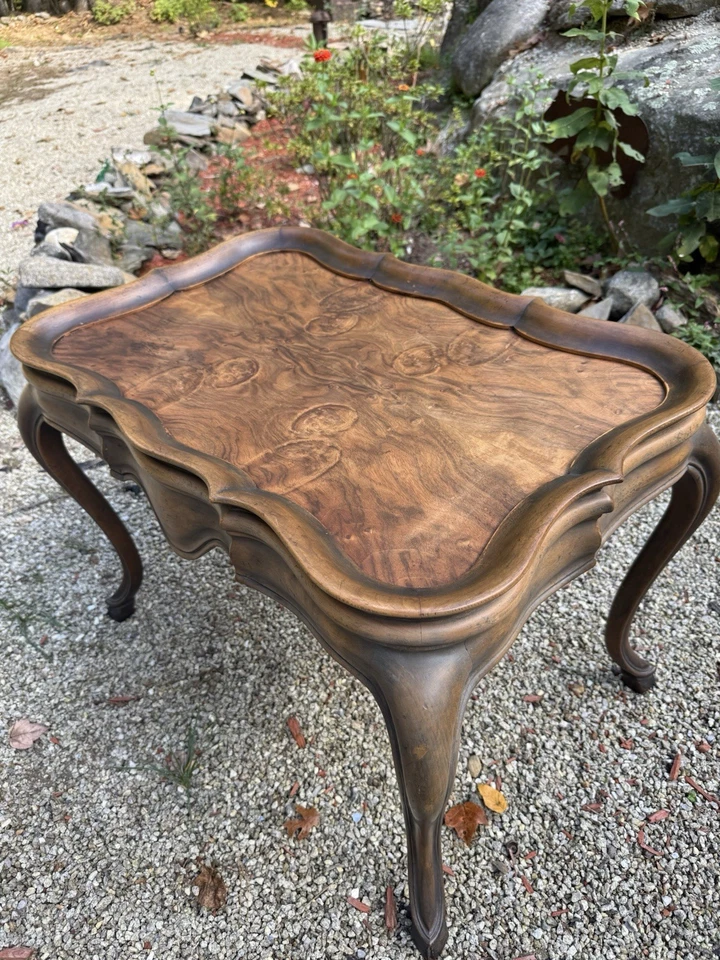 Hermosa mesa de té provincial francesa Luis XV muebles de panadería. Foto 3 de 4