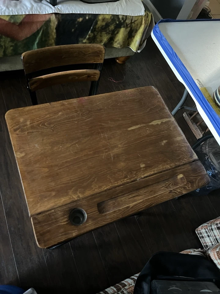 Escritorio escolar industrial infantil vintage. Giratorios ajustables/tinta de vidrio para pozo/silla Foto 3 de 4