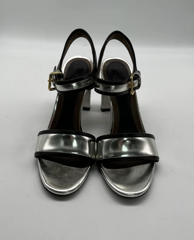 Sandalia Marni Plateada Metálica Negra Ribete Charol Punta Abierta Tacón Bloque talla 37 Foto 2 de 4