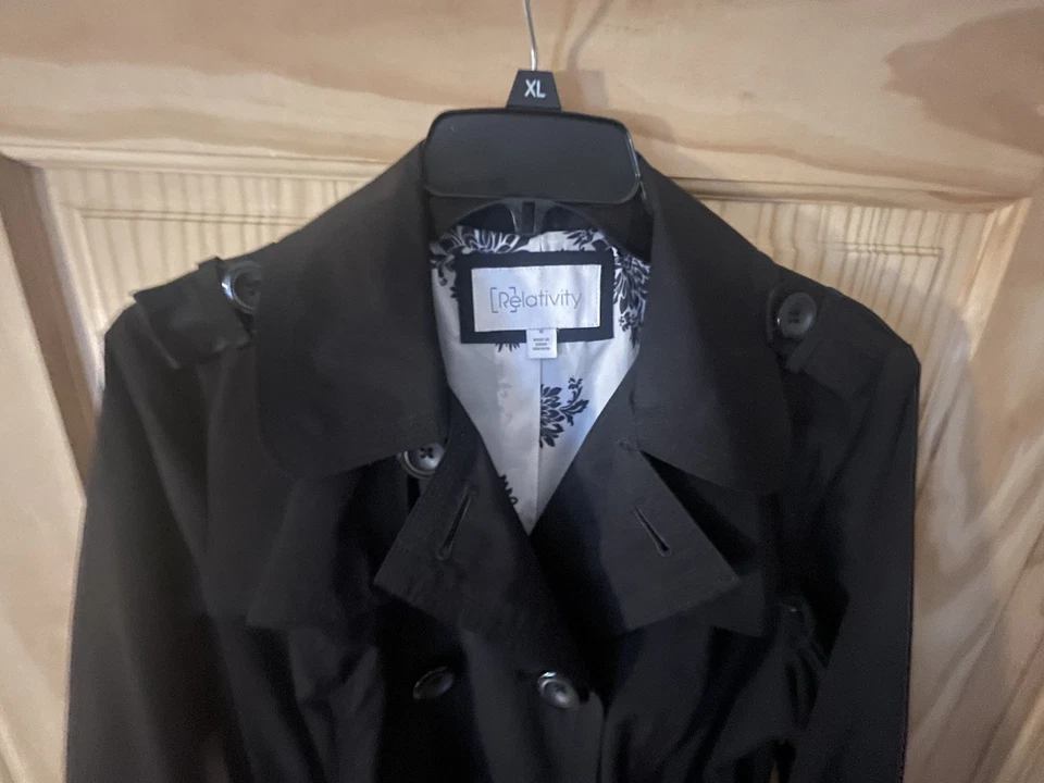 Casaco de chuva/corta-vento Relativity Wmn’s preto forrado com cinto peito duplo tamanho médio - Imagem 2 de 4