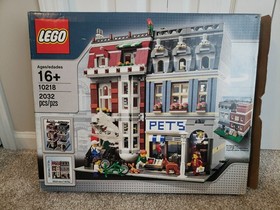 LEGO Creator Expert Pet Shop 10218 With Instructions and Box