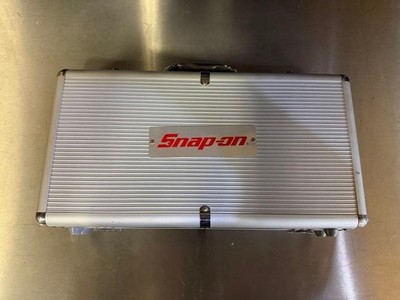 ポーカーチップセット Snap-on ケース付き　スナップオン Snap-on Poker Chips 100 pcs Set Plastic Casino Chips Case Included
