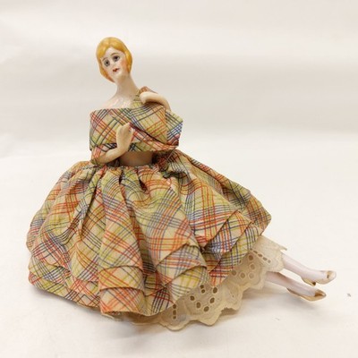 x-94345	Alte Porzellan Teepuppe Half Doll Nadelkissen H:ca. 11cm,