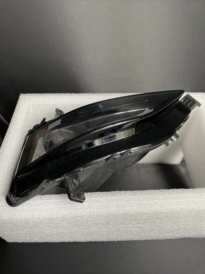 2019 2020 VOLKSWAGEN JETTA ПРАВОСТОРОННИЙ ГАЛОГЕННЫЙ ПРОТИВОТУМАННЫЙ ФОНАРЬ ОТ ОРИГИНАЛЬНОГО ПРОИЗВОДИТЕЛЯ Б/У - Изображение 2 из 4