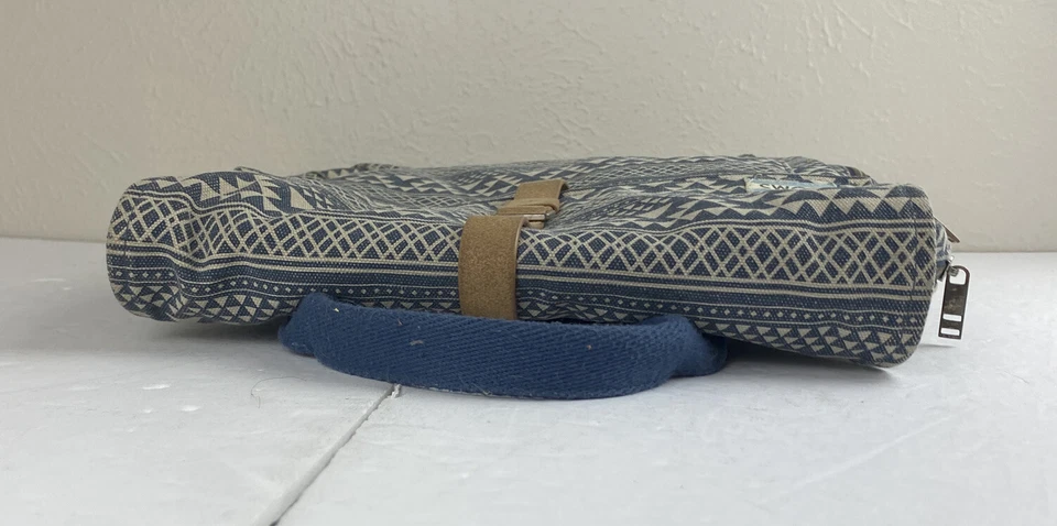 Mochila con solapa y estampado azteca Toms excelente Foto 3 de 4