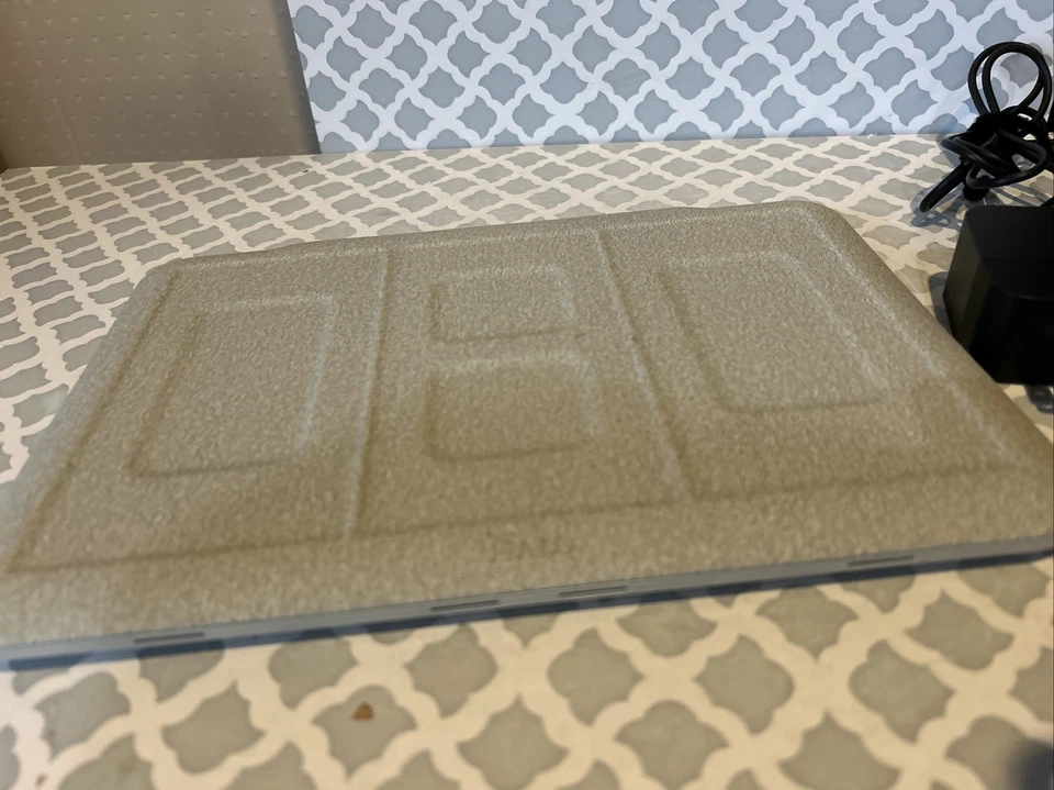 Cargador de teléfono HALO 4 en 1 alfombrilla de carga inalámbrica plateada Foto 2 de 4