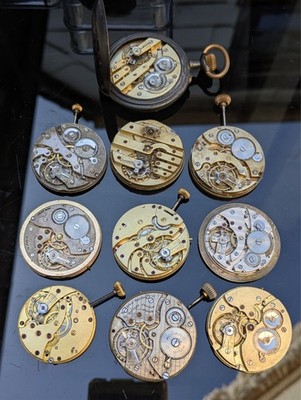 10 Uhrwerke, Taschenuhren von Movado, Moulinet, Tavannes Watch Co.