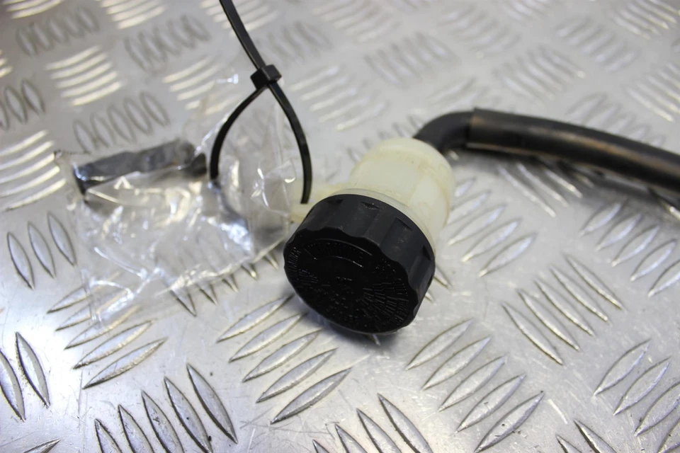 Cilindro maestro de freno trasero Kawasaki Z 1000 2010 a 2013 Z1000 ZR1000 B136 Foto 3 de 4