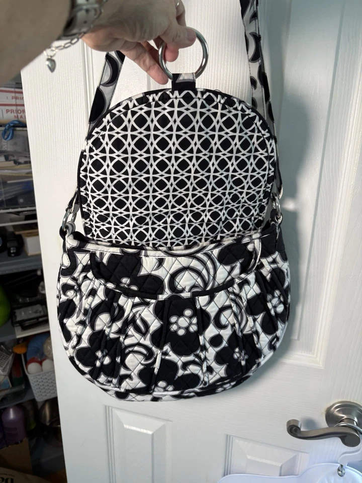 Bandolera Vera Bradley Acolchada Blanco y Negro Patrón Floral Foto 3 de 4