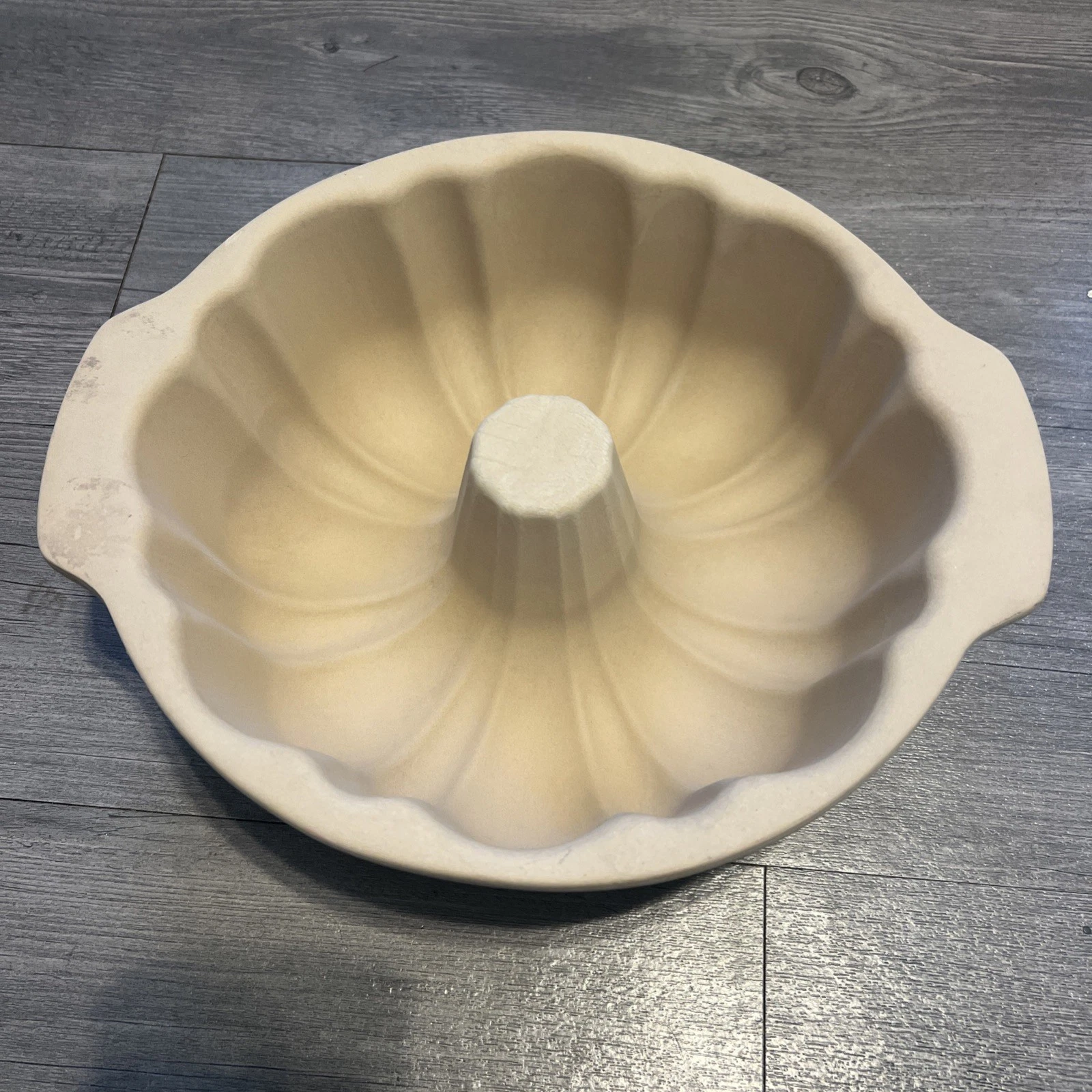 Pampered Chef Family Heritage Stoneware Bundt Pan Tube Cake Mold 10.25".