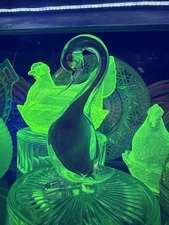 Murano Swan Uranium Vaseline 5 1/4 Inch High, Gorgeous Glow, With Sticker VTG