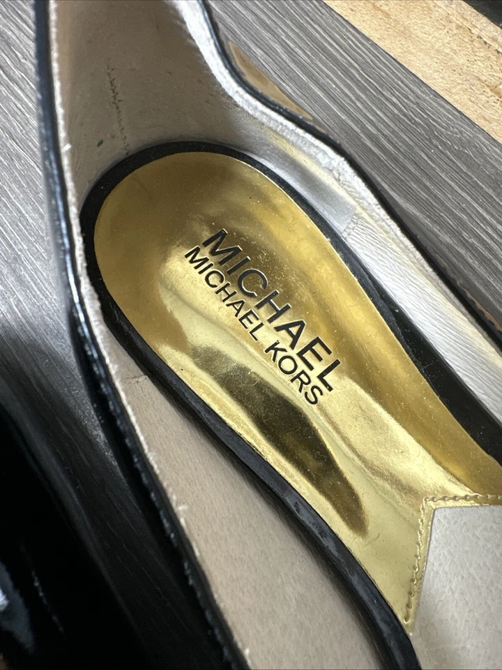 Michael Kors Negro Charol Logo Dorado Punta Puntera Pisos 8M Usado En muy buen estado Foto 3 de 4