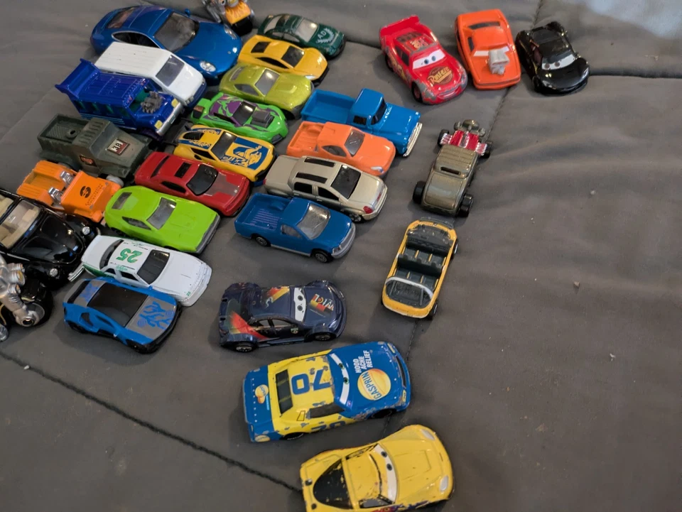 Lote de Coches Diecast y Plástico Surtidos Aleatorios  Foto 4 de 4