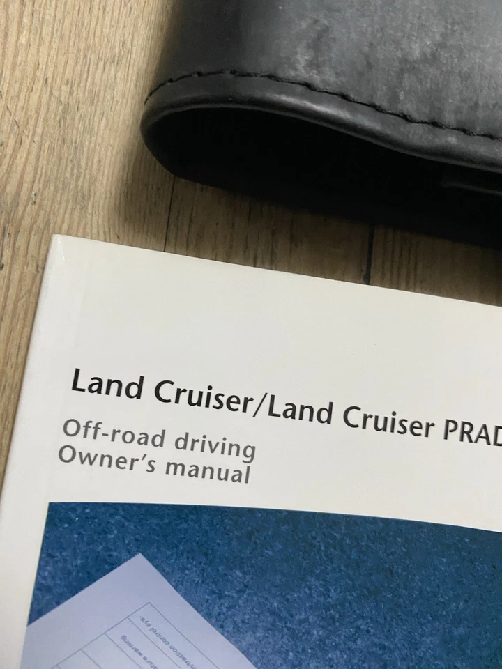 08-12 TOYOTA LANDCRUISER OWNERS MANUAL HANDBOOK & WALLET print 2011 Ref19687 - Image 3 of 4