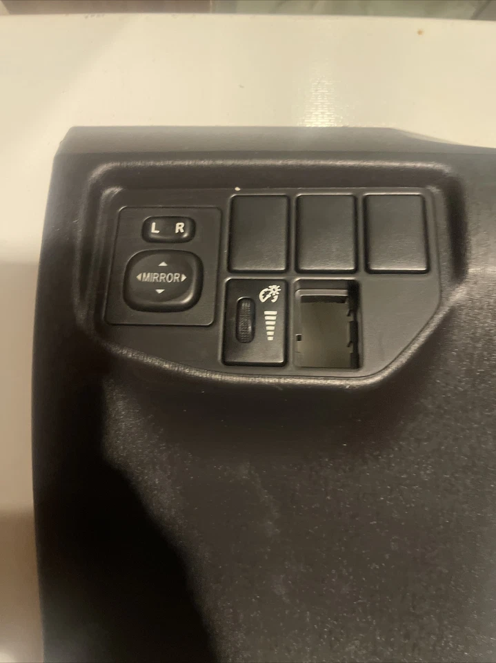 2012-2015 TOYOTA PRIUS ПОДКЛЮЧАЕМЫЙ ЛЕВЫЙ НИЖНЯЯ ПАНЕЛЬ ПРИБОРНОЙ ПАНЕЛИ ОТДЕЛКА 55480-47060 OEM - Изображение 2 из 4