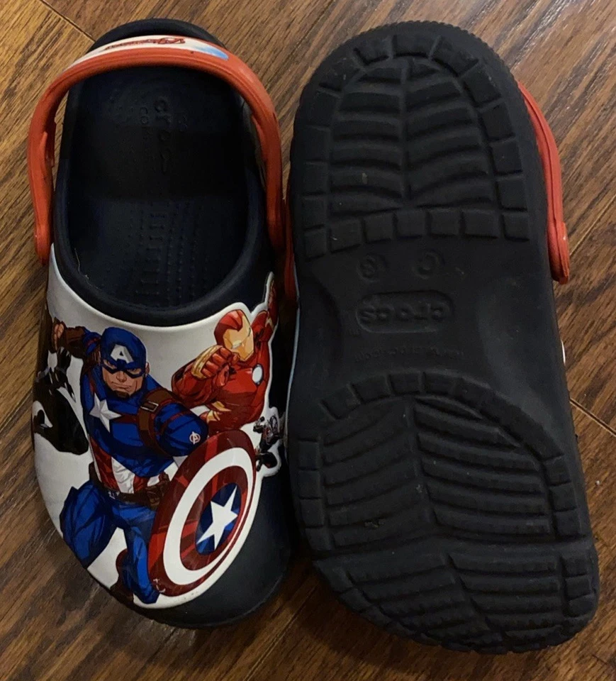 Avengers Crocs Clásico "AVENGERS" Unisex Niño 13C Excelente Estado Usado Foto 3 de 4