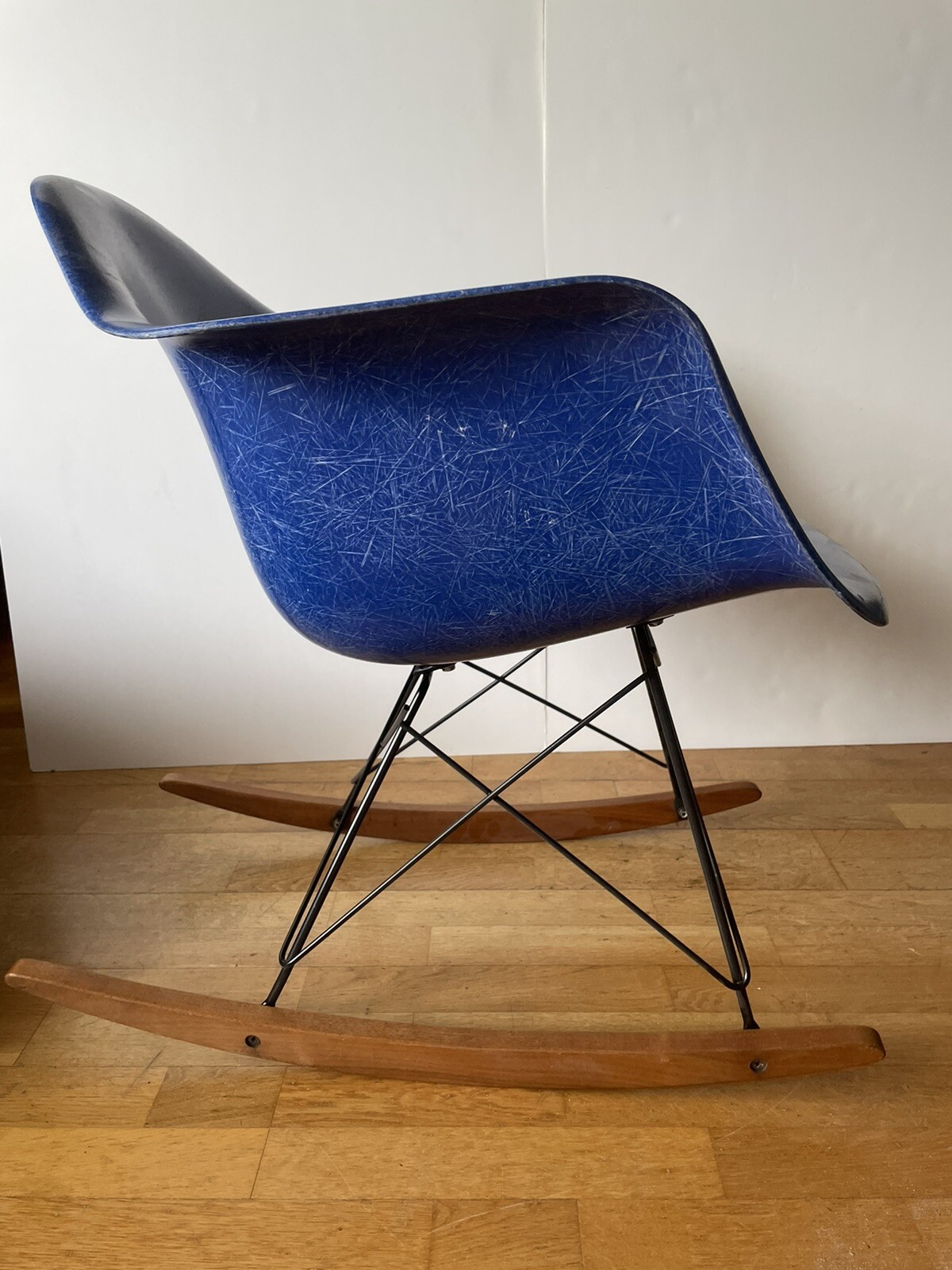 Rocking chair Eames bleu électrique, fibre de verre, Ed Herman Miller
