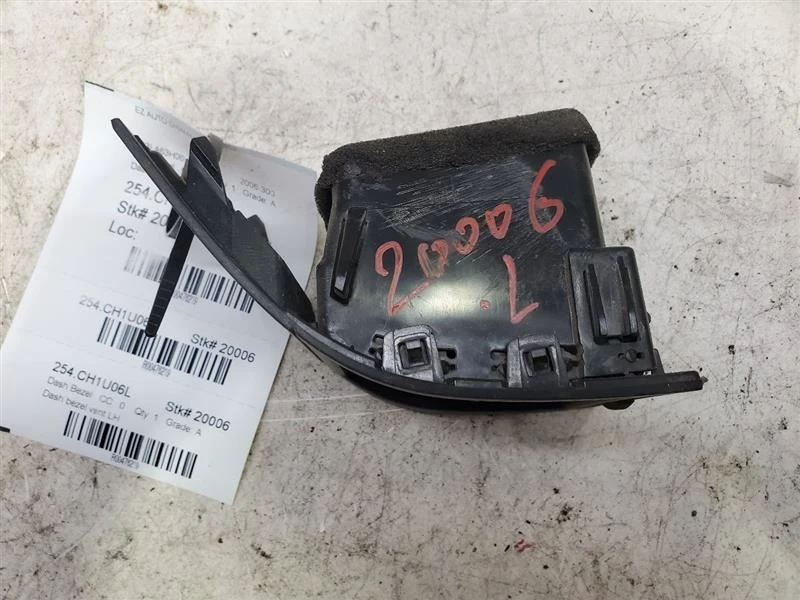 Chrysler 300 2005-2009, tablero bisel de ventilación de aire izquierdo, número de pieza: XB09DX9AA Foto 3 de 4