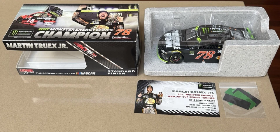 Martin Truex Jr 2017 Championship Car + Miami versión de carreras 1:24 2017 Foto 2 de 2