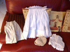 Vêtements de poupée ancienne en porcelaine XIXe