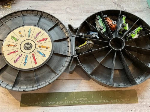 VINTAGE HOT WHEELS REDLINE CASE WITH 6 CARS