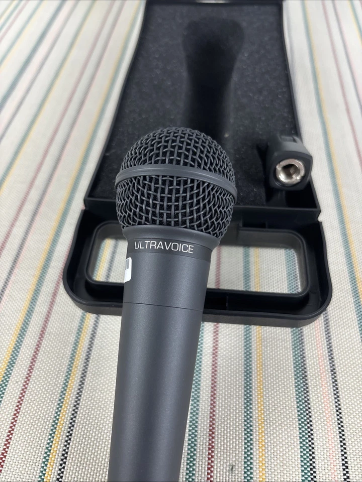 Behringer ULTRAVOICE XM8500 Dynamic Cardioid Vocal Microphone Case - Image 3 of 4