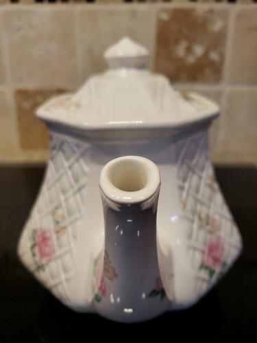 Vintage~Windsor~6.5"T~ Porcelain Teapot~Pink Roses~Embossed Lattice~England(B38) - Picture 2 of 11