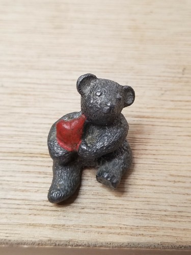 VINTAGE MINIATURE PEWTER TEDDY BEAR HUGGING RED HEART 1.5" SUPER CUTE - Picture 10 of 11