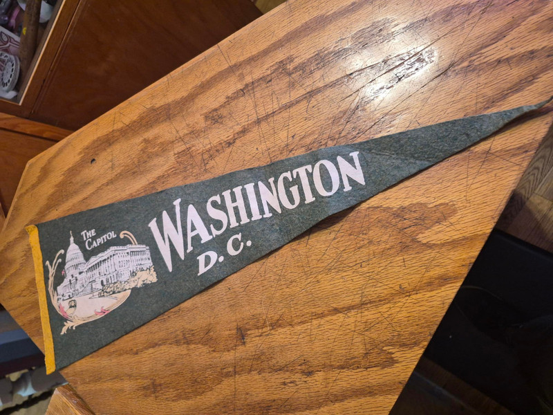 Vintage 1940s-50s 27" The Capitol Washington D.C. felt souvenir pennant
