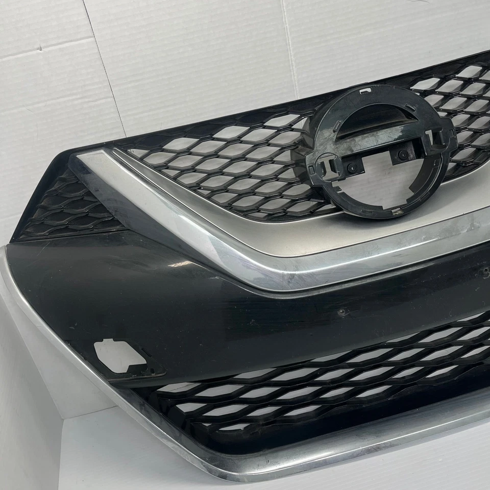 REJILLA DEL RADIADOR SUPERIOR USADA NISSAN MAXIMA 2016 2017 SIN EMBLEMA 62310-4RA0A OEM Foto 3 de 4