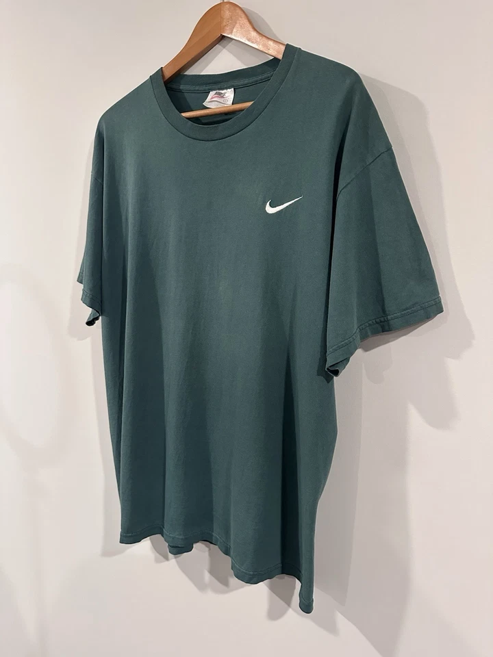 Camiseta Vintage Nike Nov '95 Cuello Redondo Verde Bordado Swoosh Grande EE. UU. Foto 2 de 4