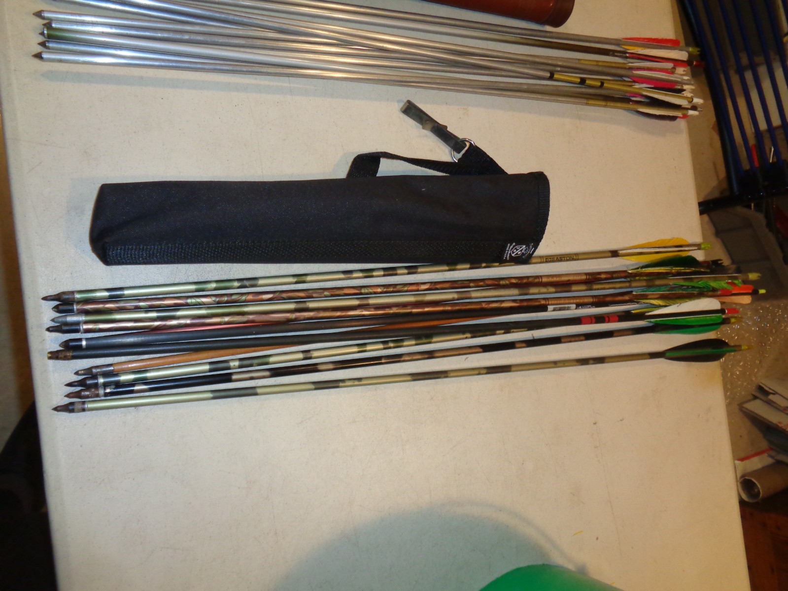 Choice of 1 Archery Quiver with practice Arrows(some arrows need repair, 27-31")