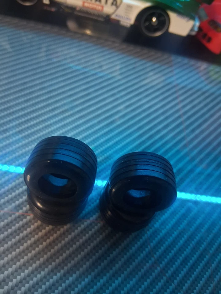 Neumáticos delanteros Atomic RC Mini-Z F1 #20 grados 4 piezas escala 1:28 Foto 2 de 3