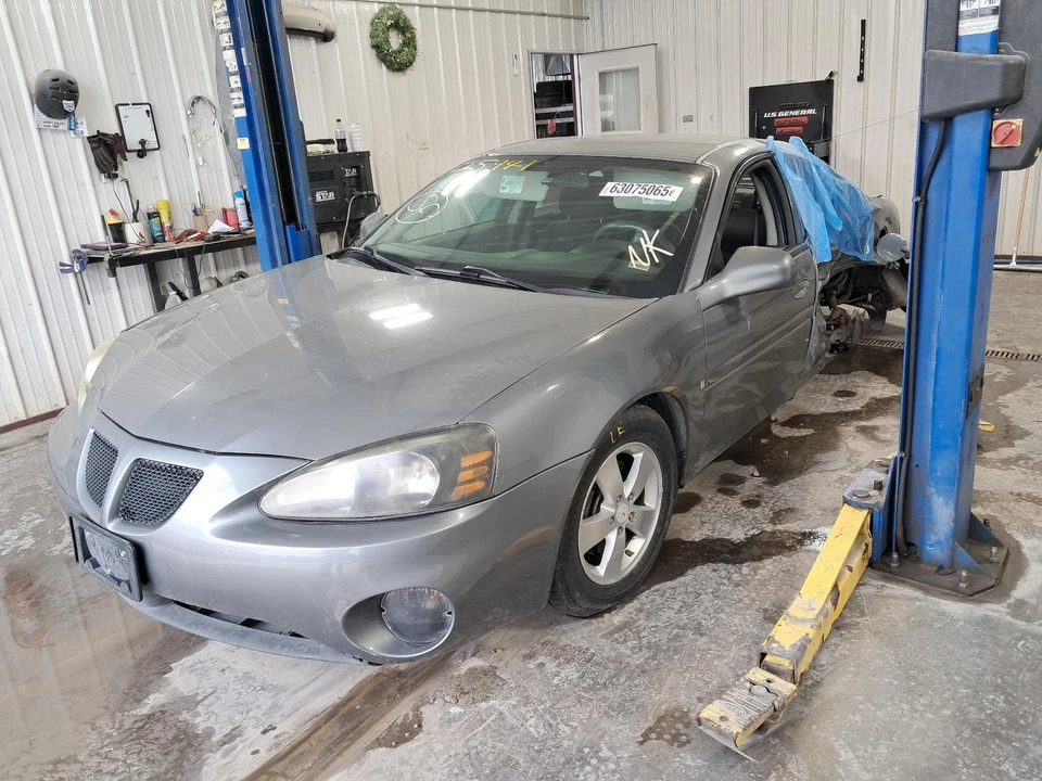 Conjunto de puerta trasera derecha usado lado trasero se adapta a: Pontiac Grand Prix 2007 trasero derecho Foto 2 de 4