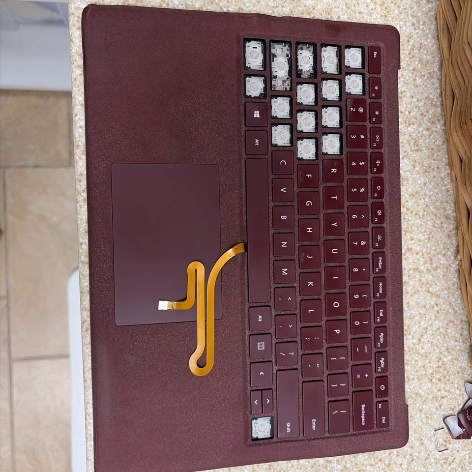 Portátil Microsoft Surface 13,5", Borgoña, no funciona solo piezas Foto 4 de 4