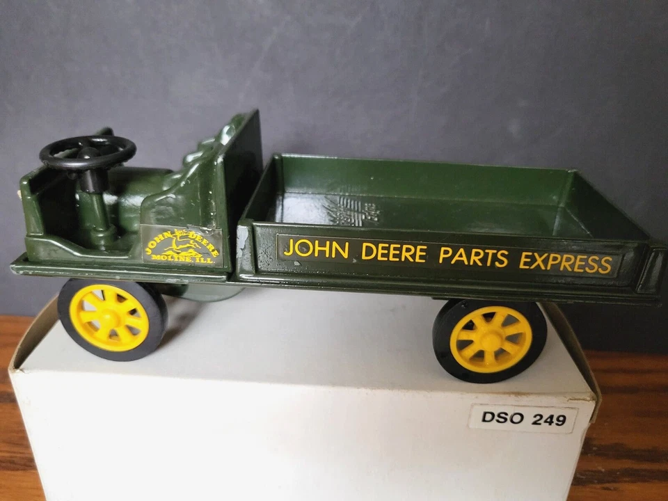 VTG Early 1900s Dain Commercial Car, "John Deere Parts Express" Die Cast Scale — 第 2/4 张图片