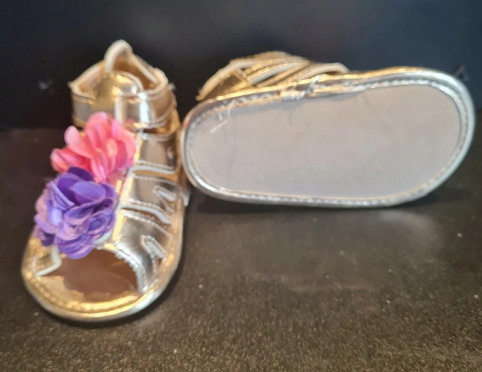  可爱女宝宝蹒跚学步女孩金色花朵凉鞋露趾尺寸 3-6 M — 第 4/4 张图片