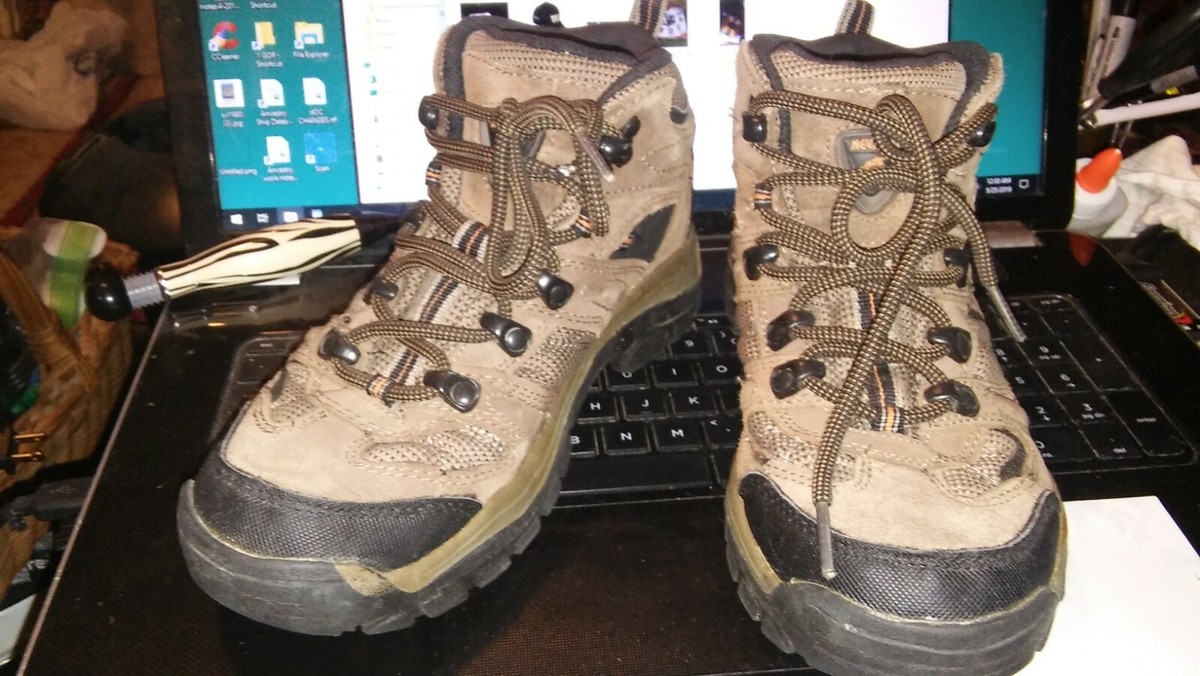 Nevados Tan Hiking Trail sz Grommet Laced Water-Slip Resist